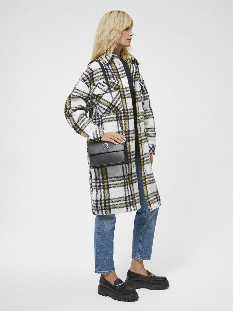 Czarna torebka z logotypem