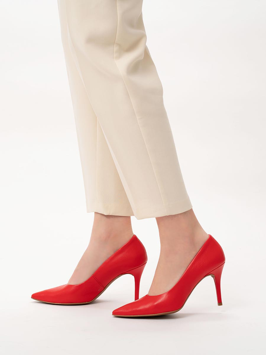 Czerwone czóenka na szpilce