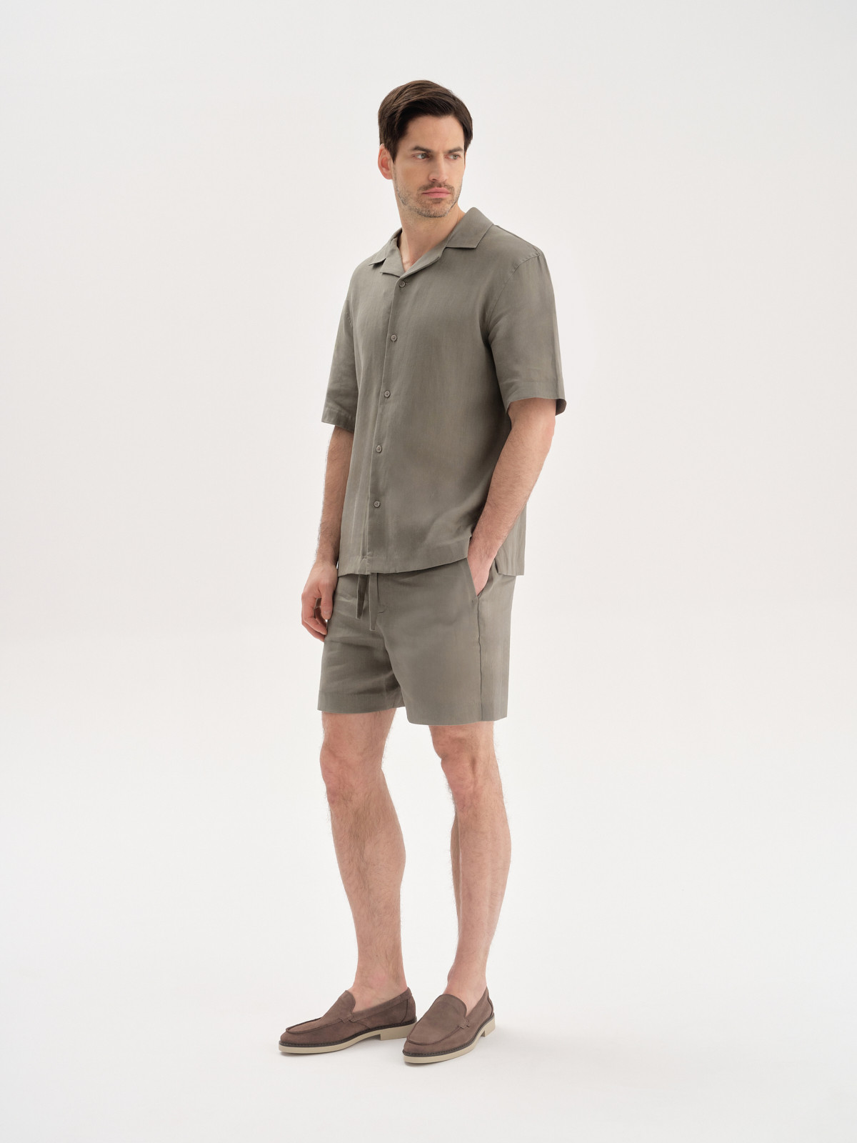 Szarobrzowe mokasyny mskie z ozdobnym otokiem na podeszwie