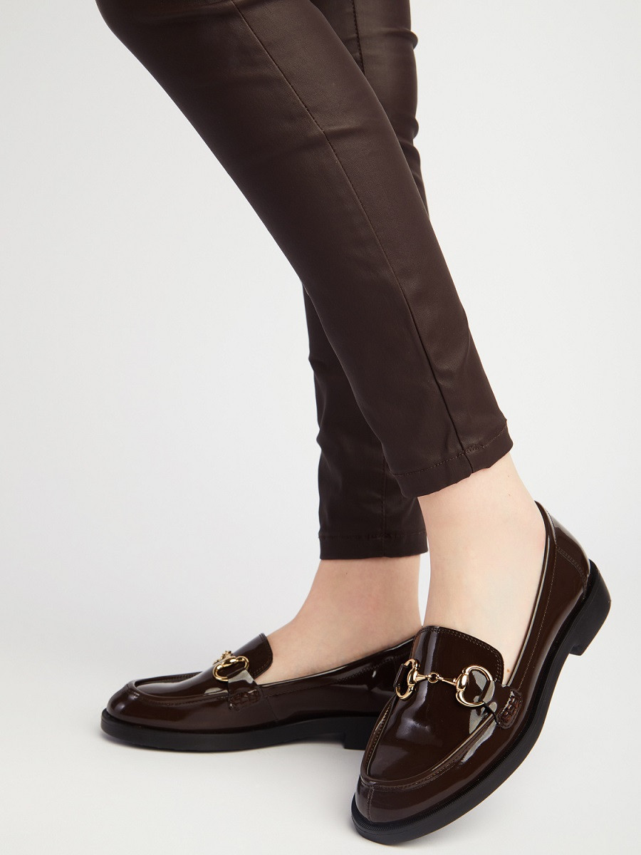 Ciemnobrzowe mokasyny ze zot ozdob