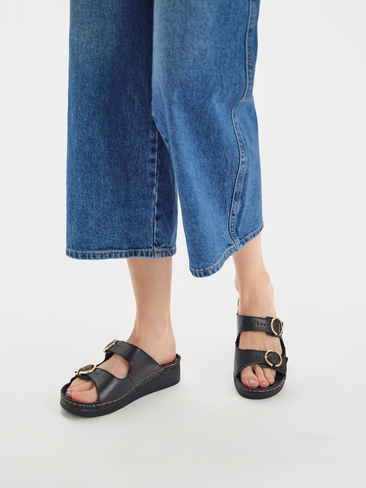 Czarne klapki na niskiej platformie