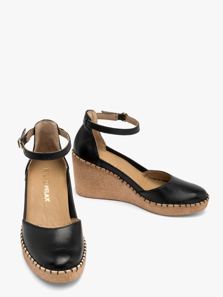 Czarne czóenko z paskiem wokó kostki