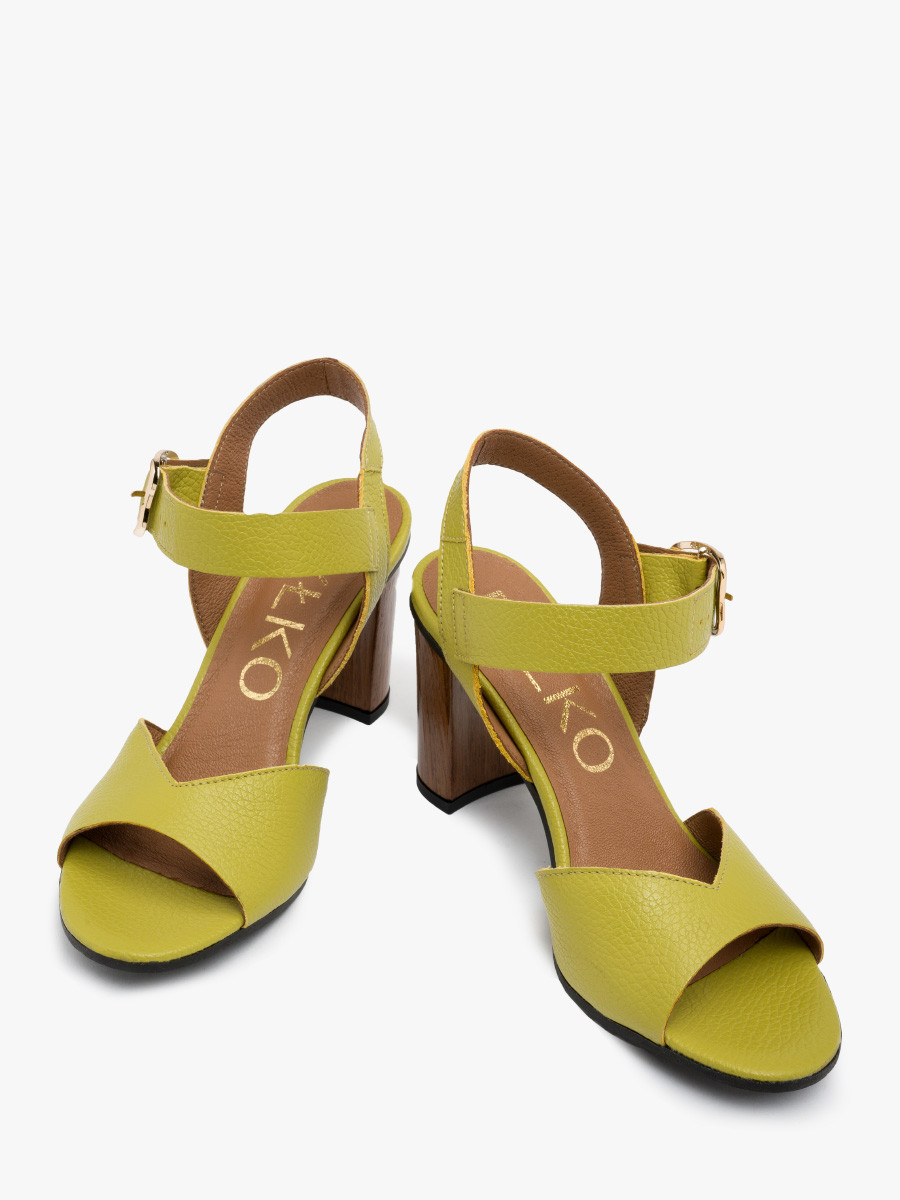 Limonkowe sanday na drewnianym supku