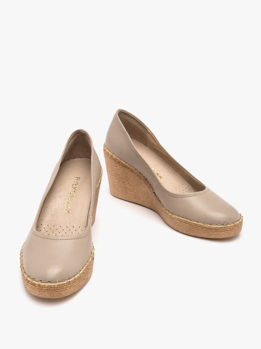 Beowe czóenko z ozdobnym szyciem na platformie