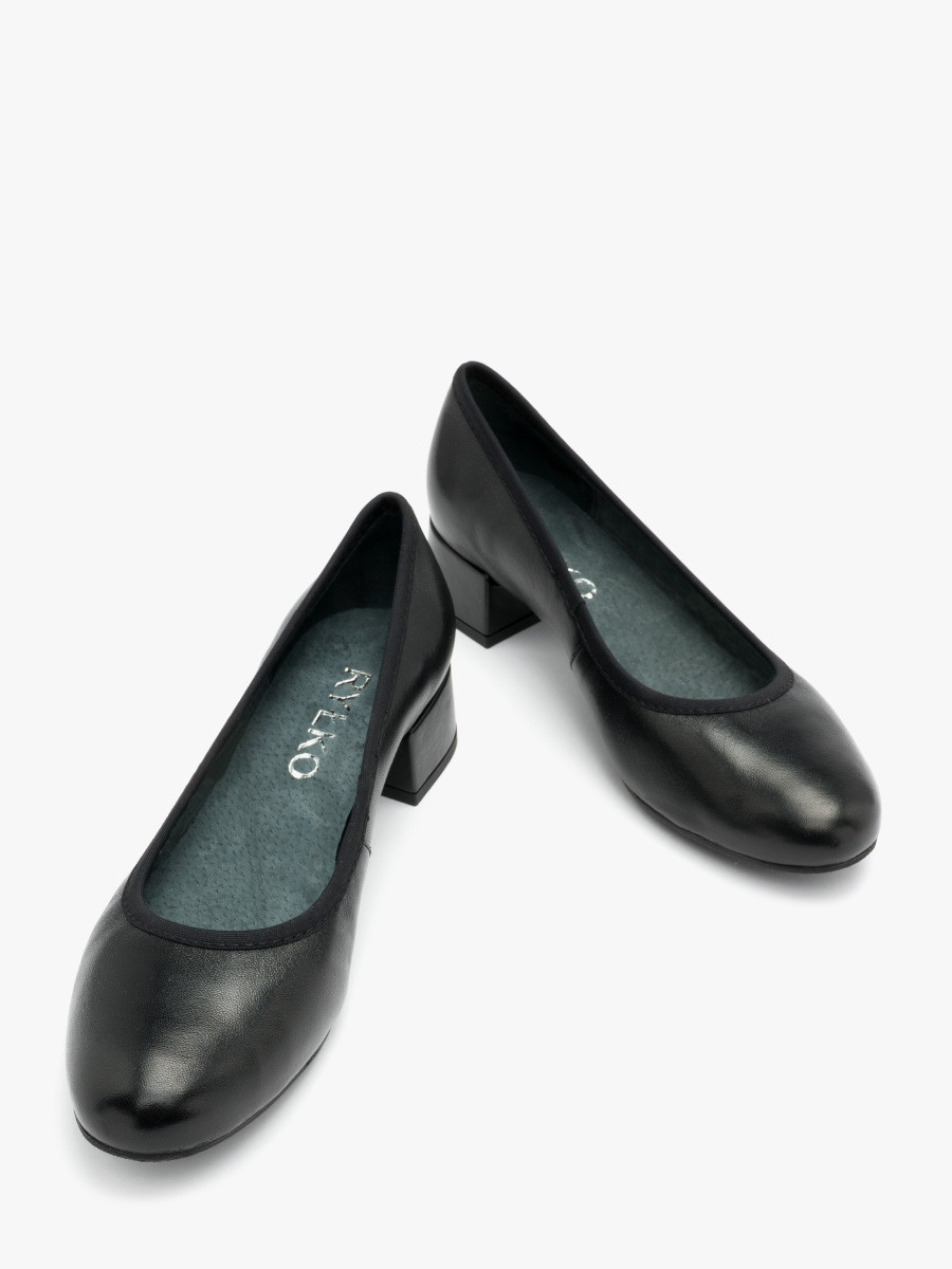 Czarne czóenka na niskim obcasie