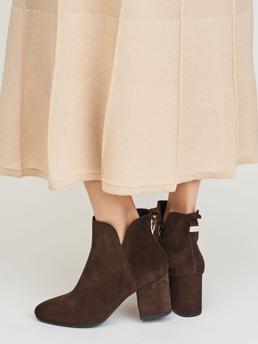 Brzowy botek z ozdobn cholewk