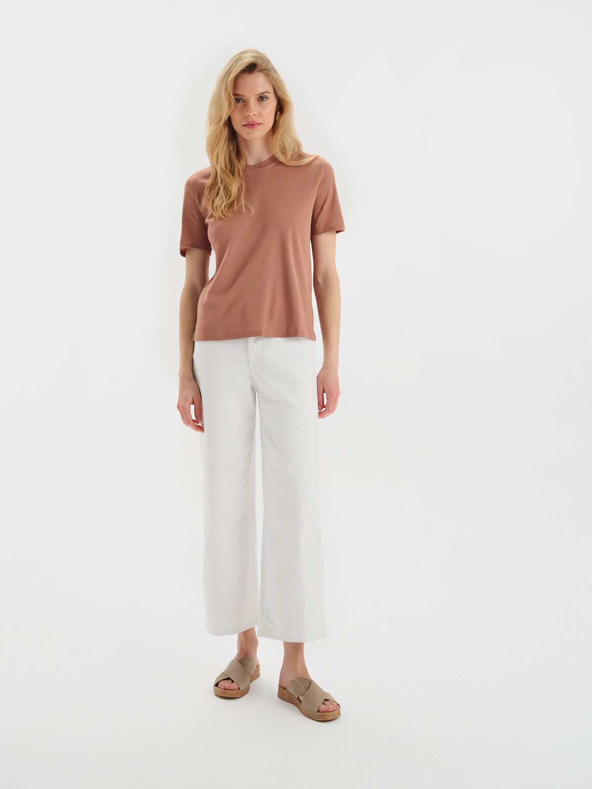 Piaskowe klapki na ozdobnym spodzie