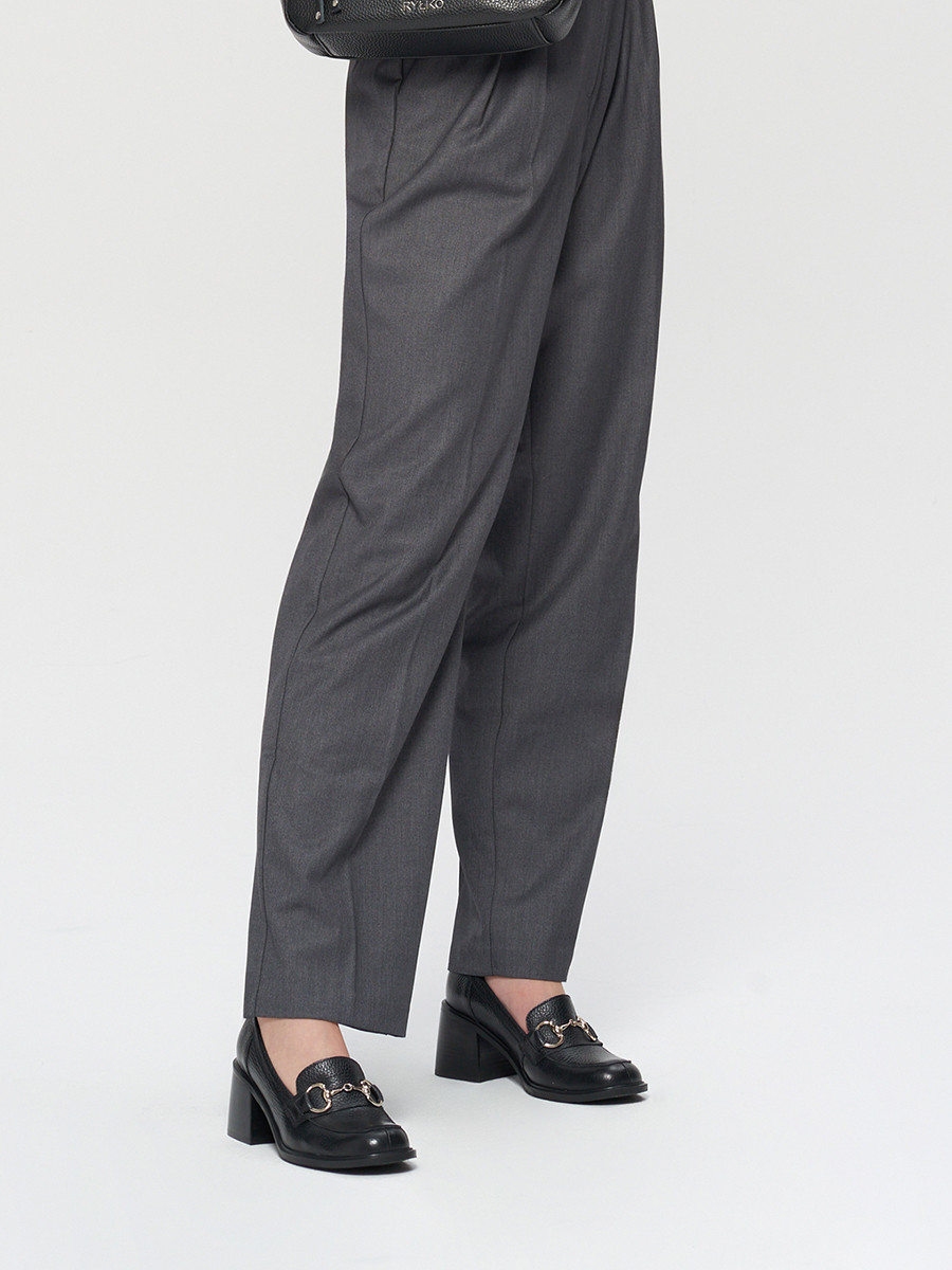 Czarne mokasyny z platynow ozdob na cholewce