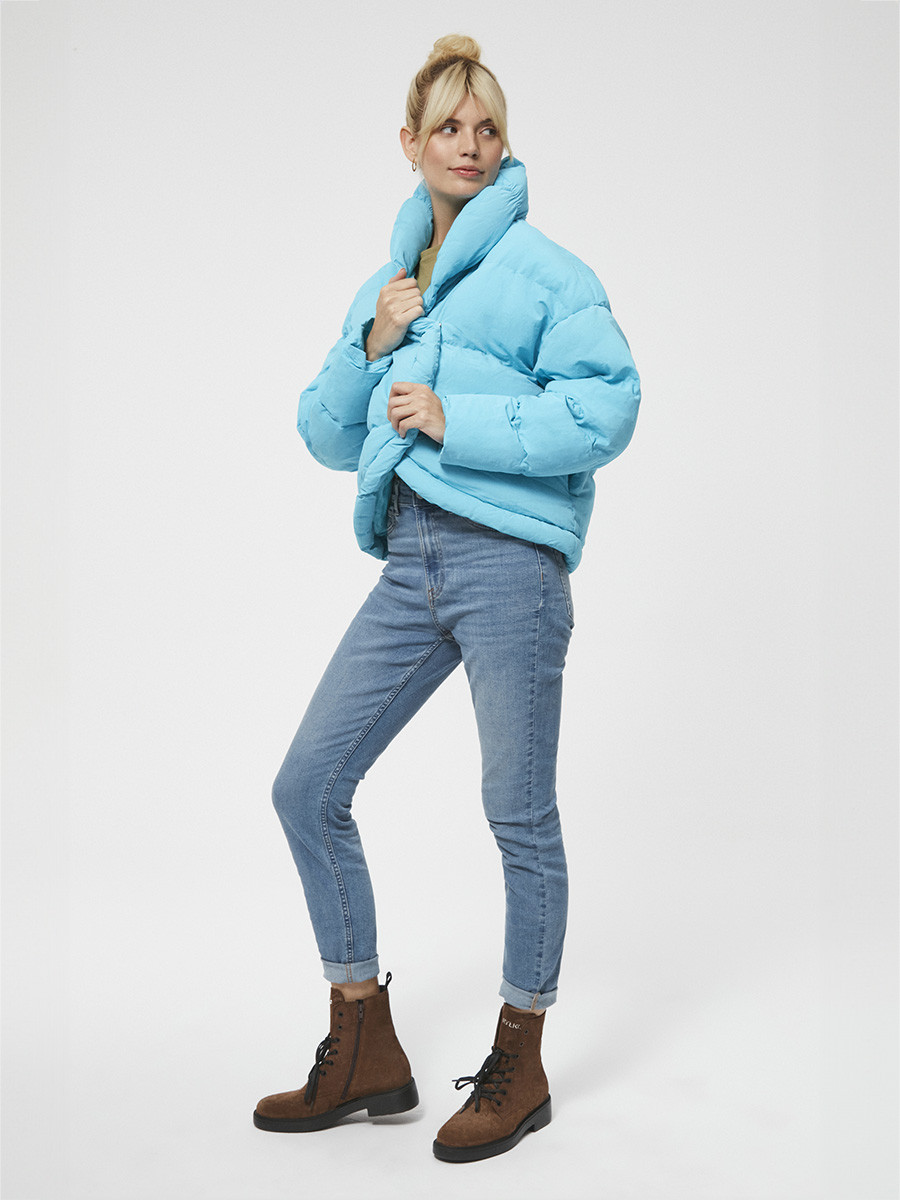 Brzowe trzewiki ze srebrnym logotypem na cholewce