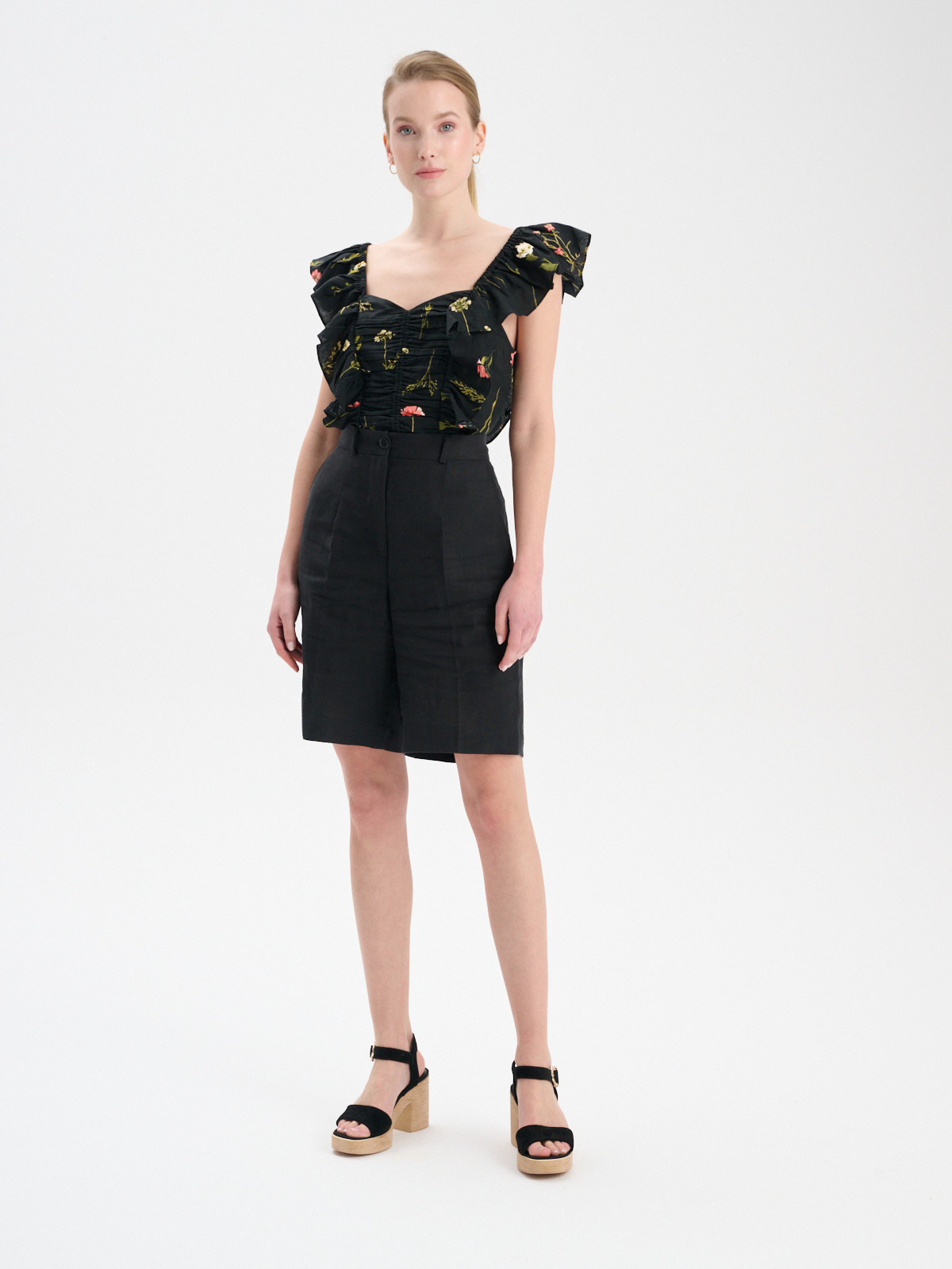 Czarne, welurowe sanday na masywnej platformie