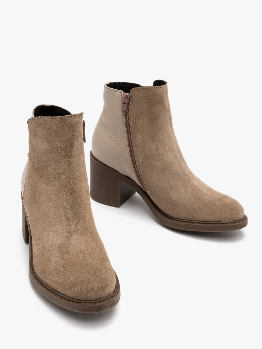 Piaskowe botki z czonych skór