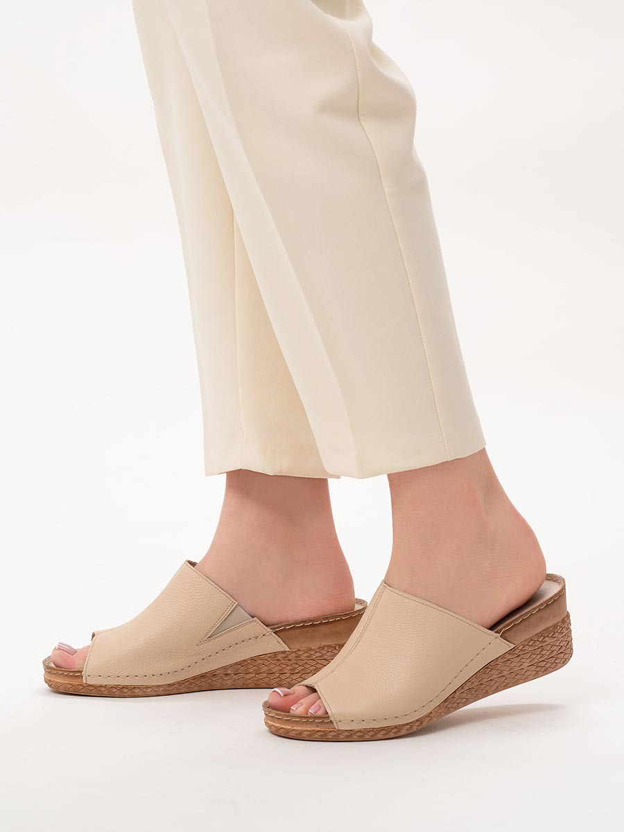 Beowe klapki na ozdobnym klinie