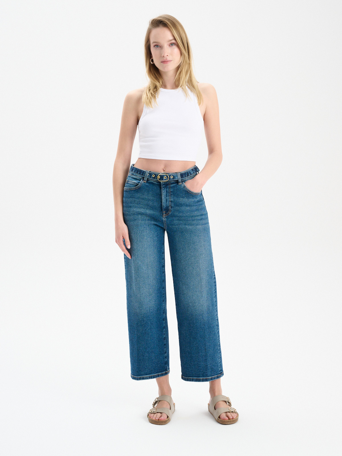 Beowe klapki ze zotymi sprzczkami