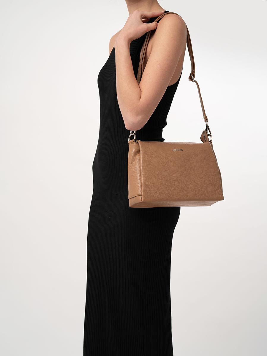 Beowa torebka z regulowanym paskiem