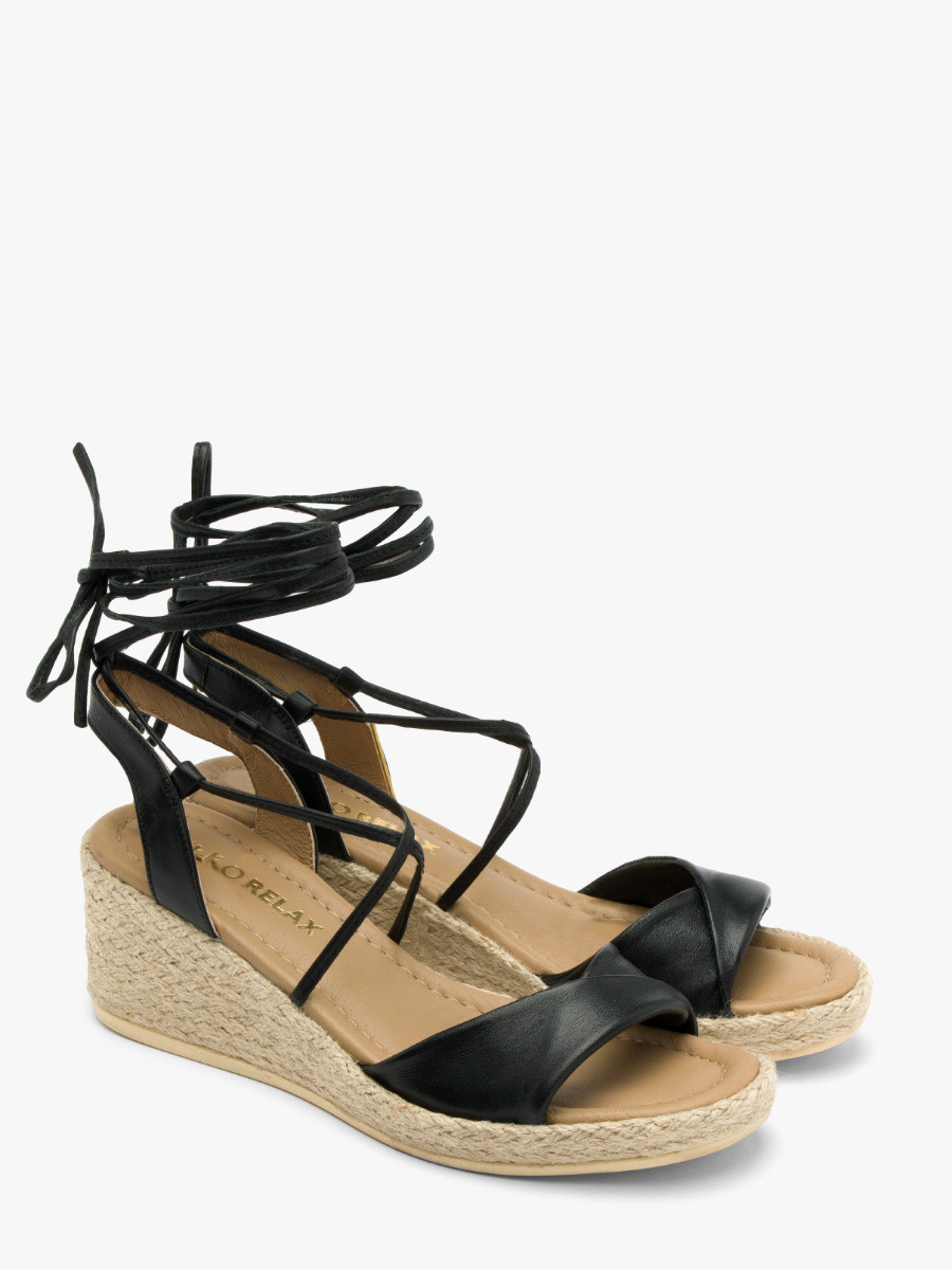 Czarne sanday na koturnie