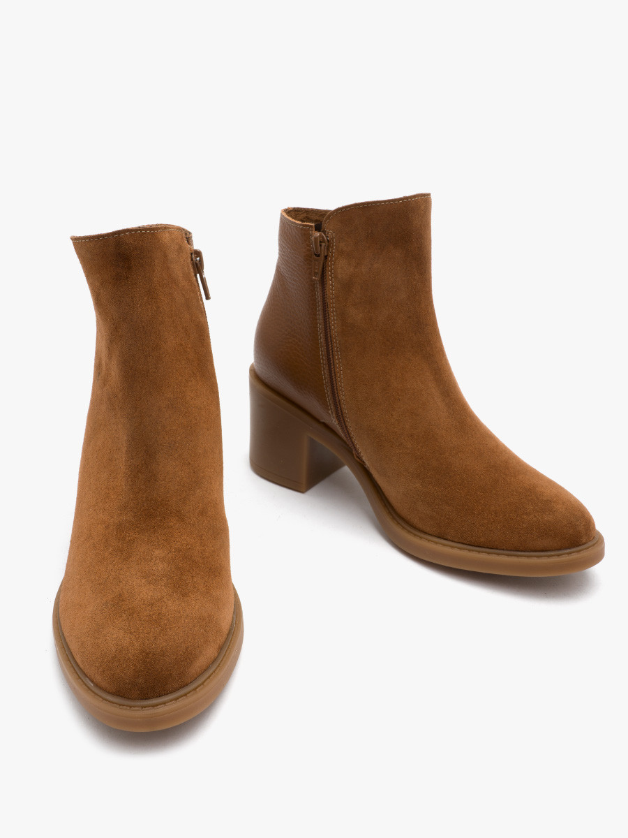 Rudy botek z czonych skór