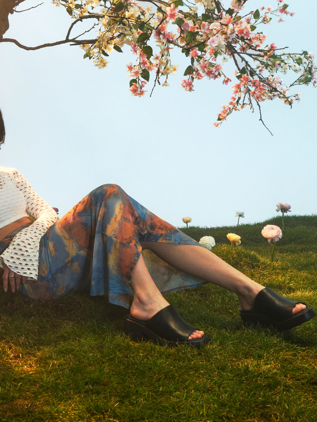 Czarne klapki na lekkiej platformie