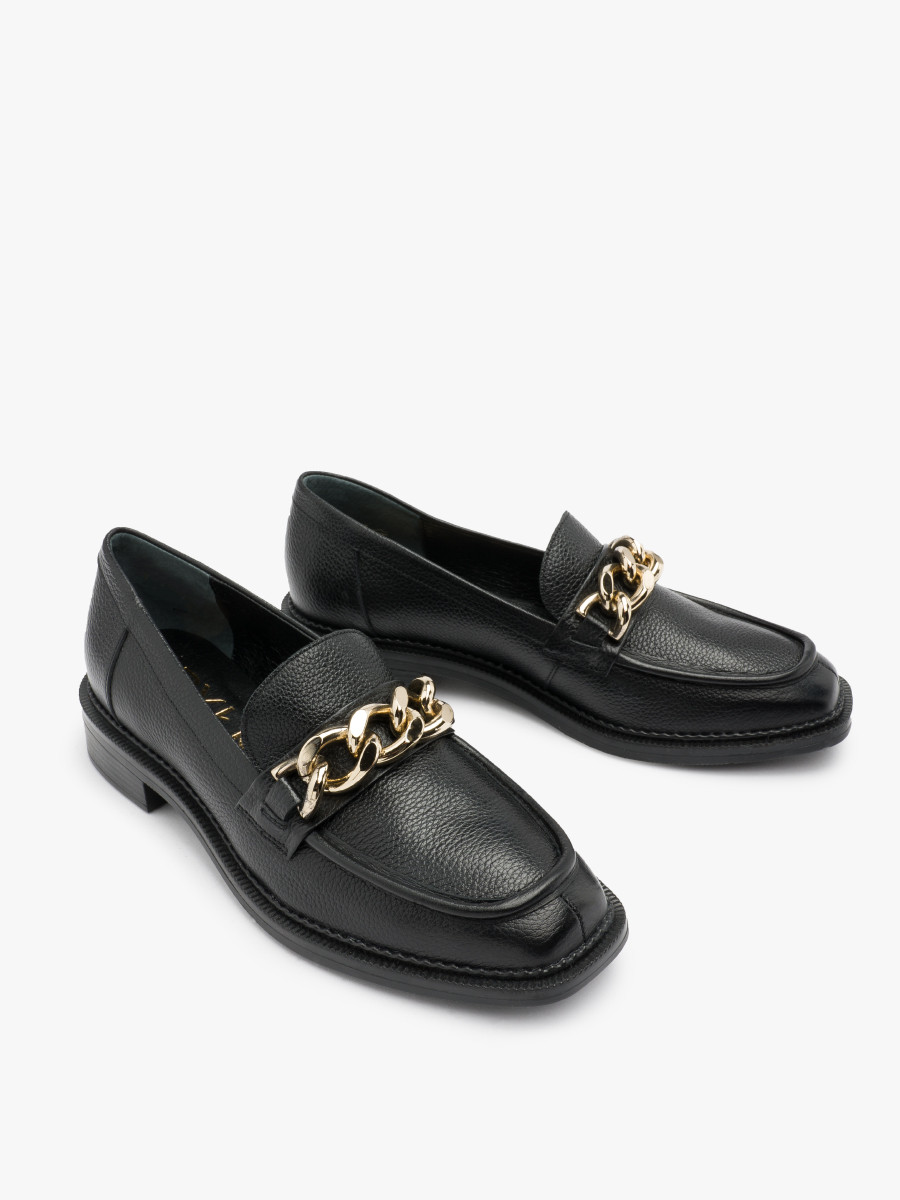 Czarne mokasyny ze zotym ańcuchem