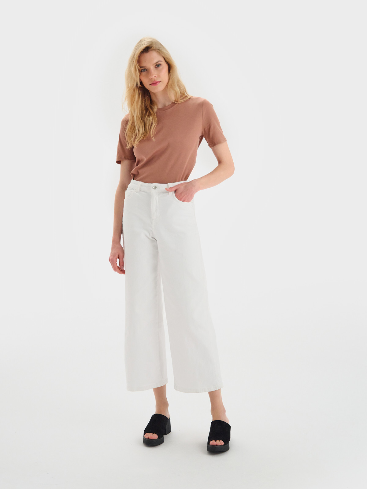 Czarne klapki na masywnej platformie