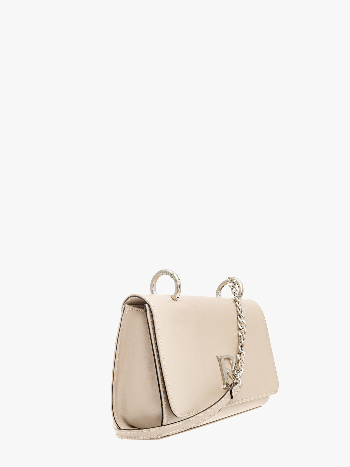 Jasnobeowa torebka typu kopertówka na srebrnym ańcuszku