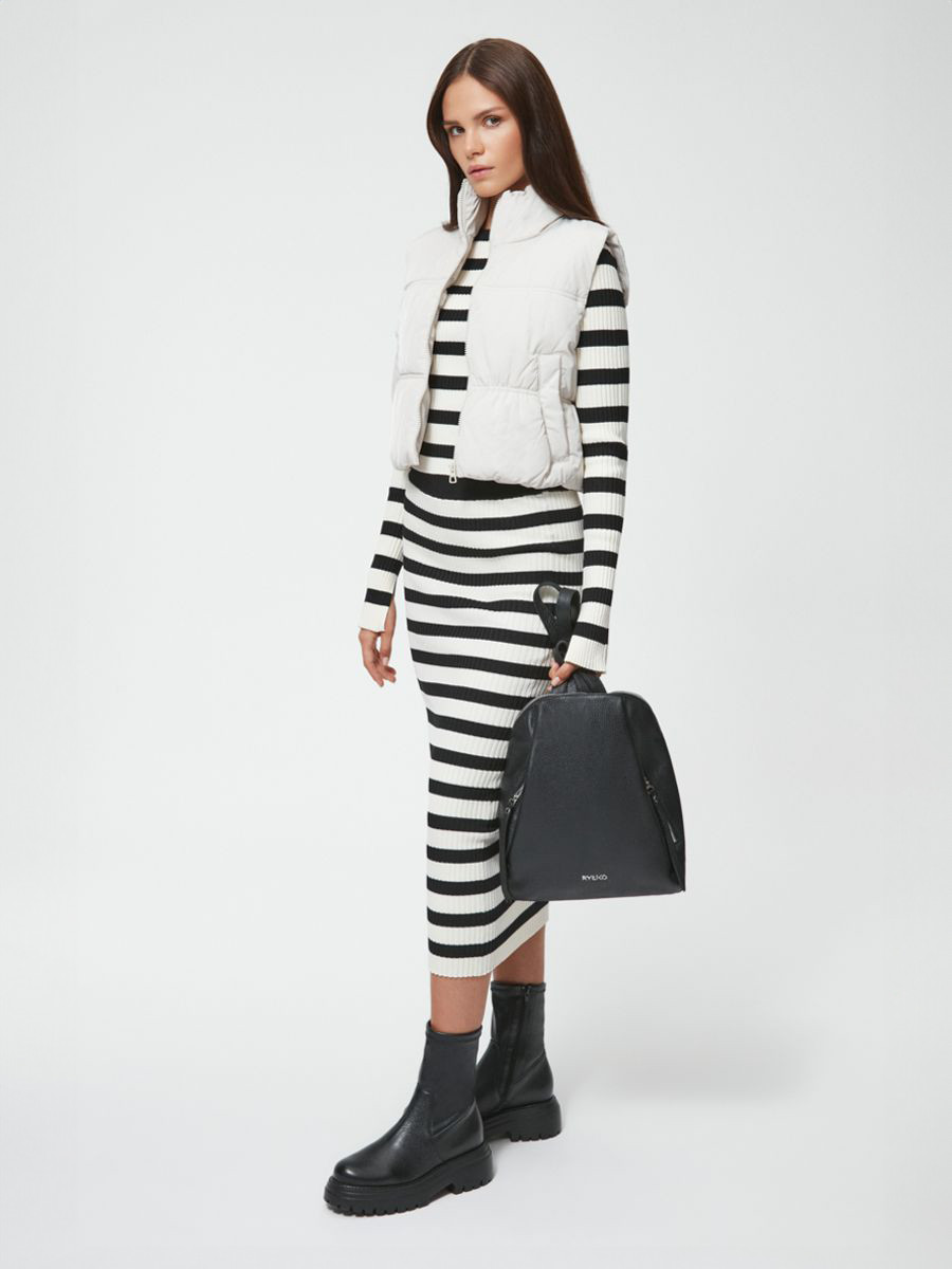 Czarny plecak z logotypem