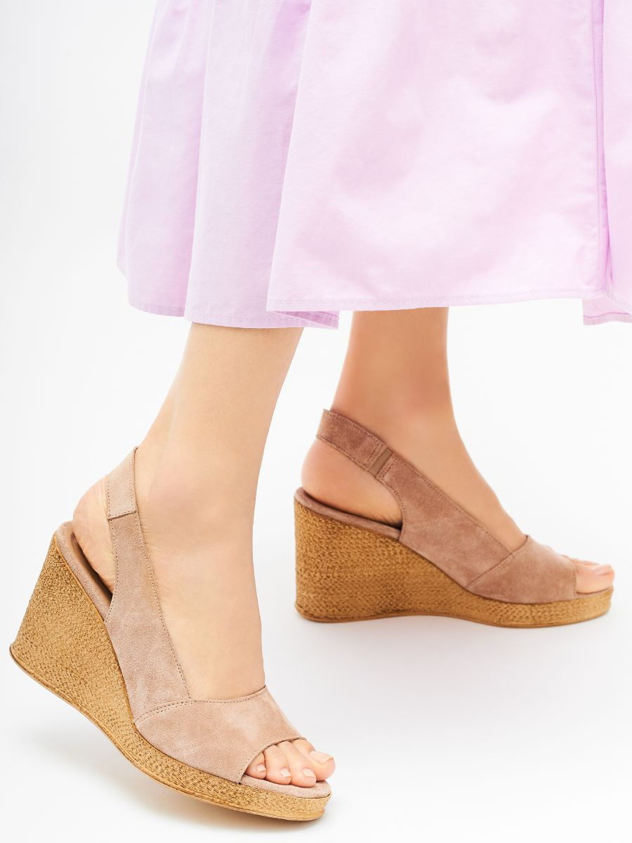 Welurowe sanday na platformie