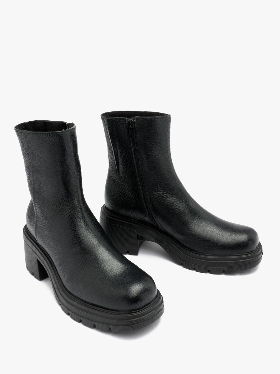 Czarne botki na masywnym obcasie