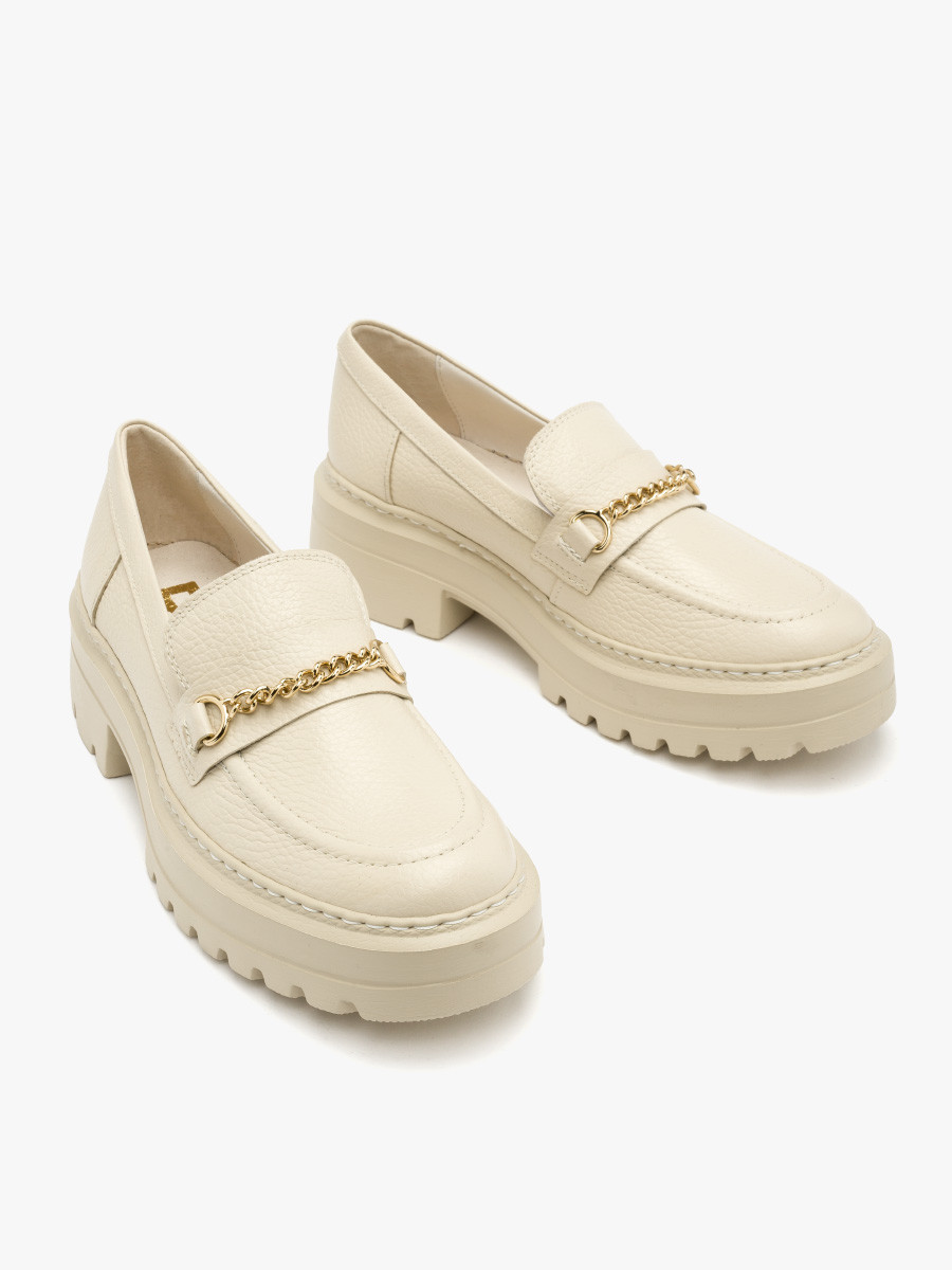 Kremowy mokasyn ze zotym ańcuszkiem