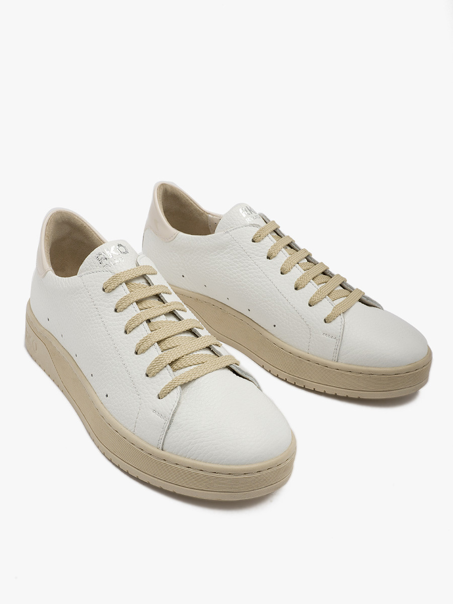 Biae póbuty na beowym spodzie