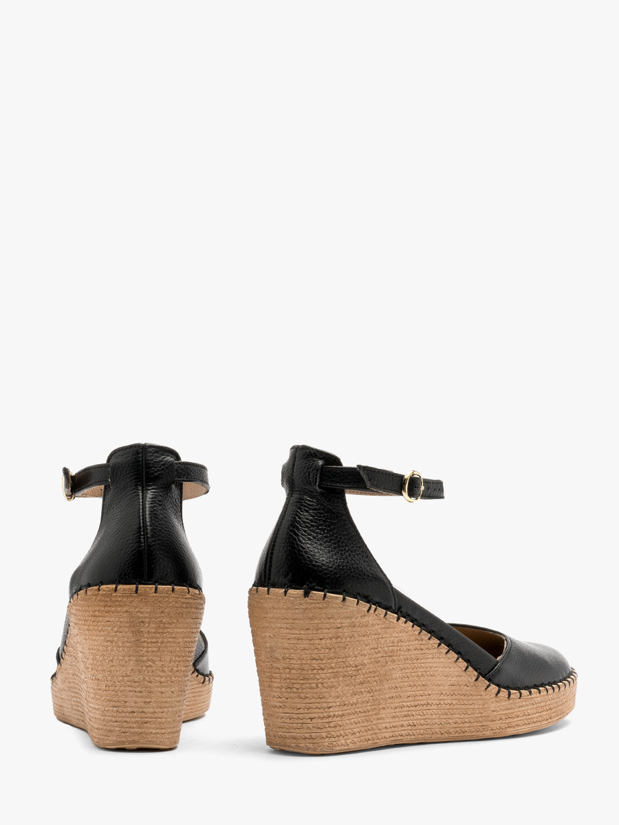 Czarne czóenko z paskiem wokó kostki