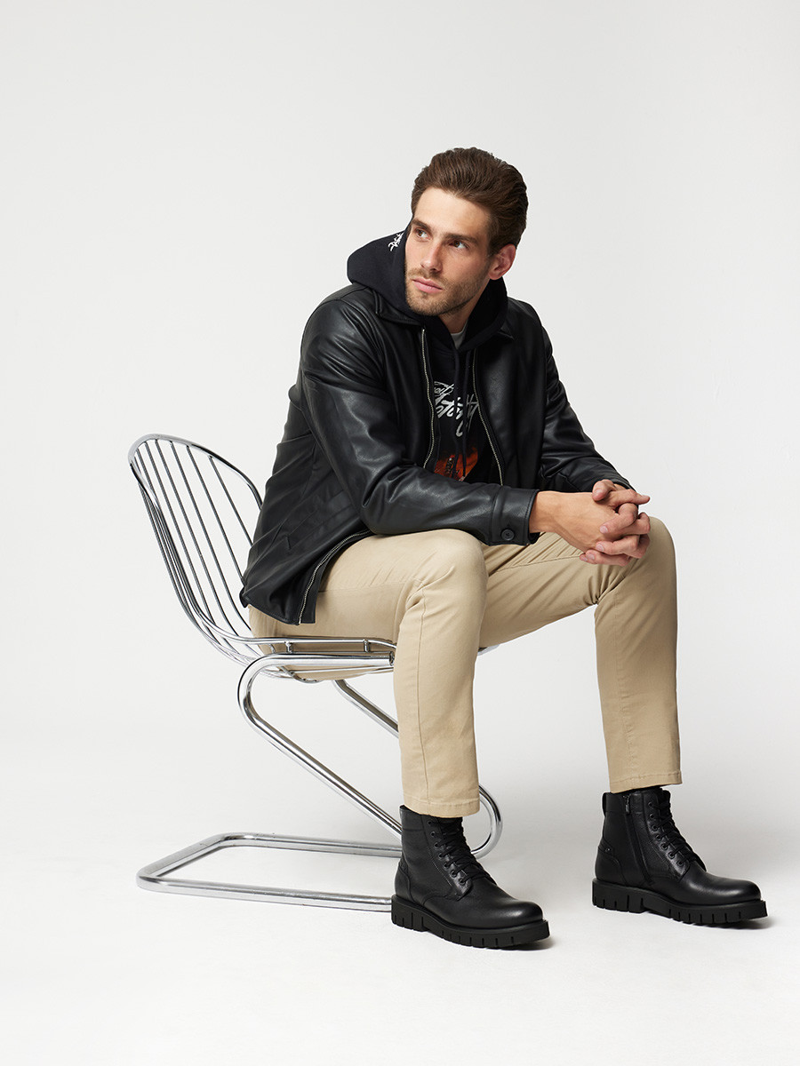 Czarny trzewik mski na lekkiej traktorowej podeszwie