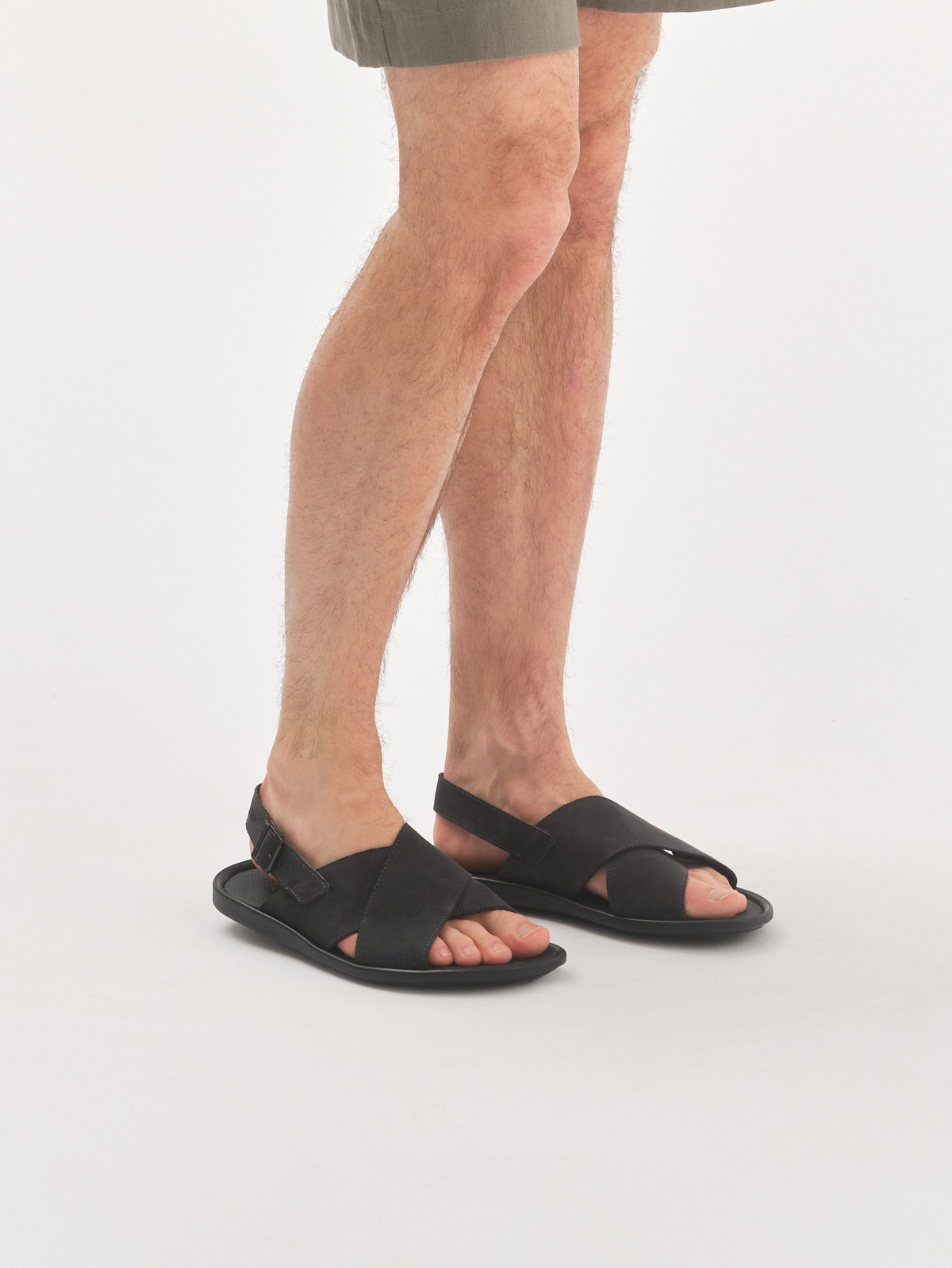 Szare sanday z zapiciem na klamr