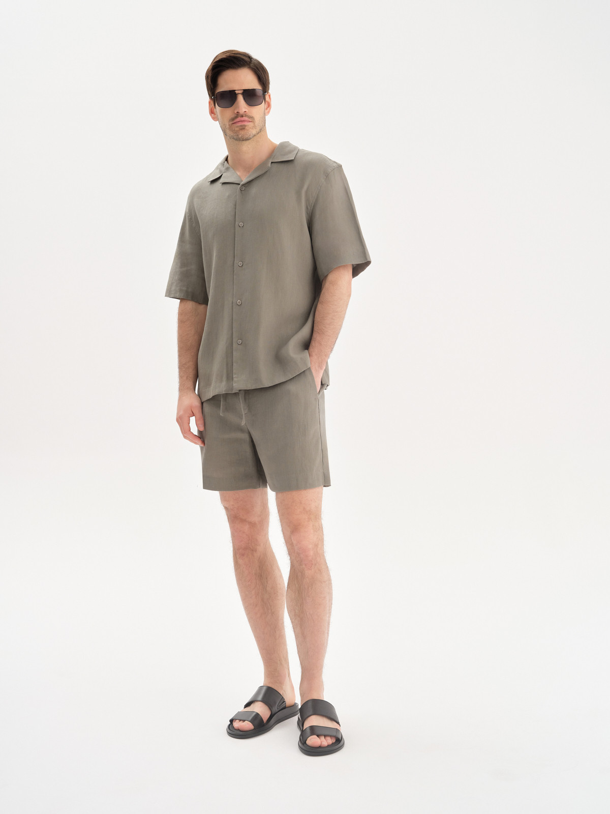 Czarne klapki mskie z wytoczonym logotypem