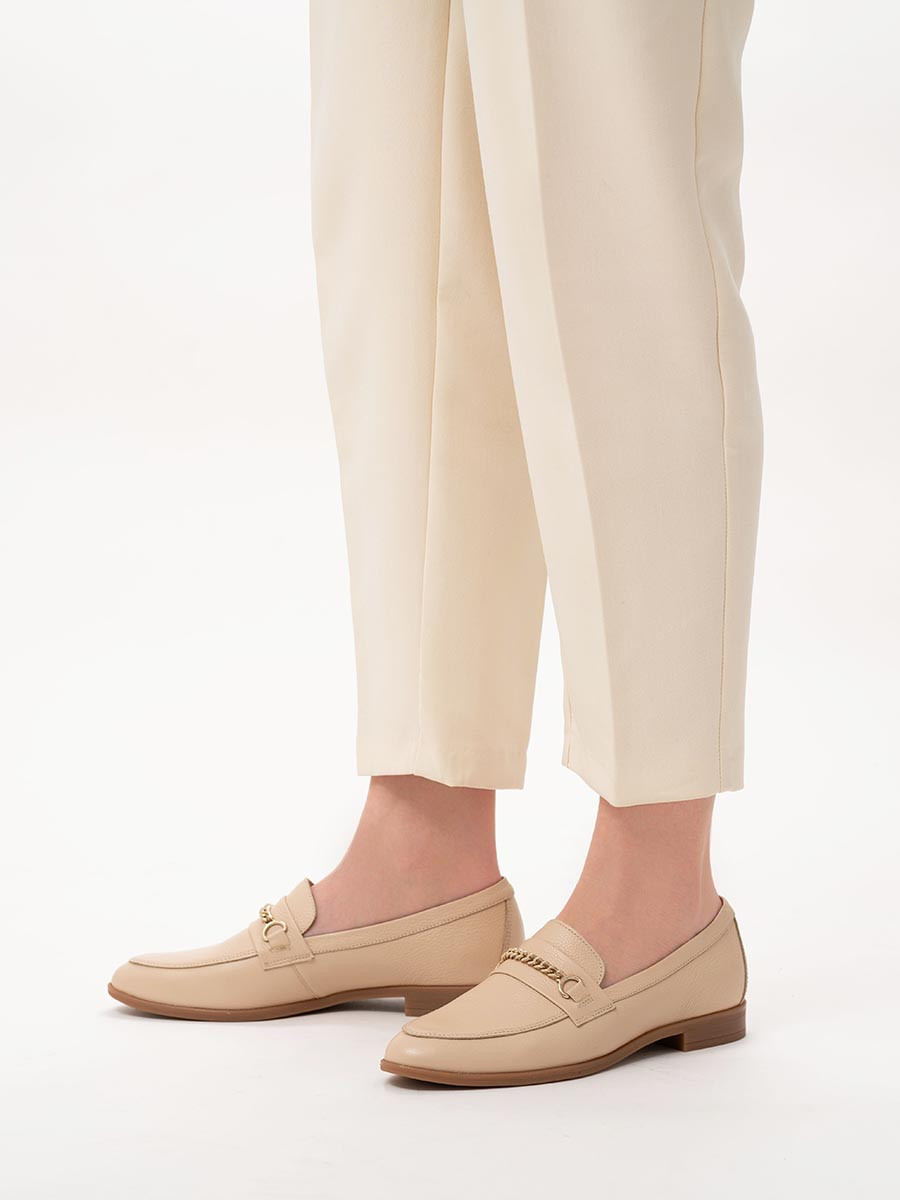 Beowe mokasyny z ozdobnym ańcuszkiem