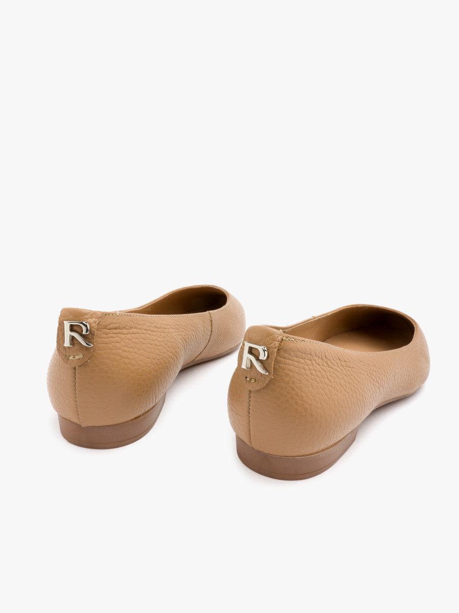 Jasnobrzowe baleriny z ozdob na picie