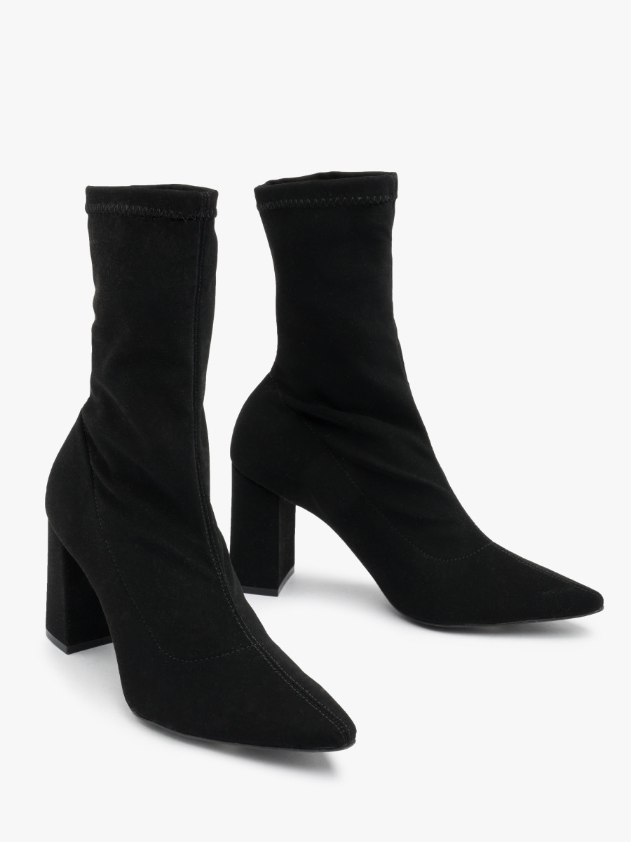 Czarne botki z elastyczn cholewk