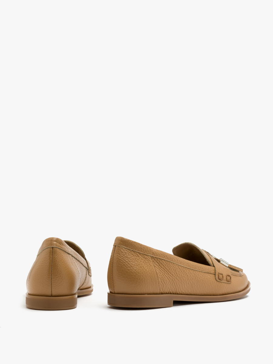 Ciemnobeowy mokasyn ze srebrn ozdob