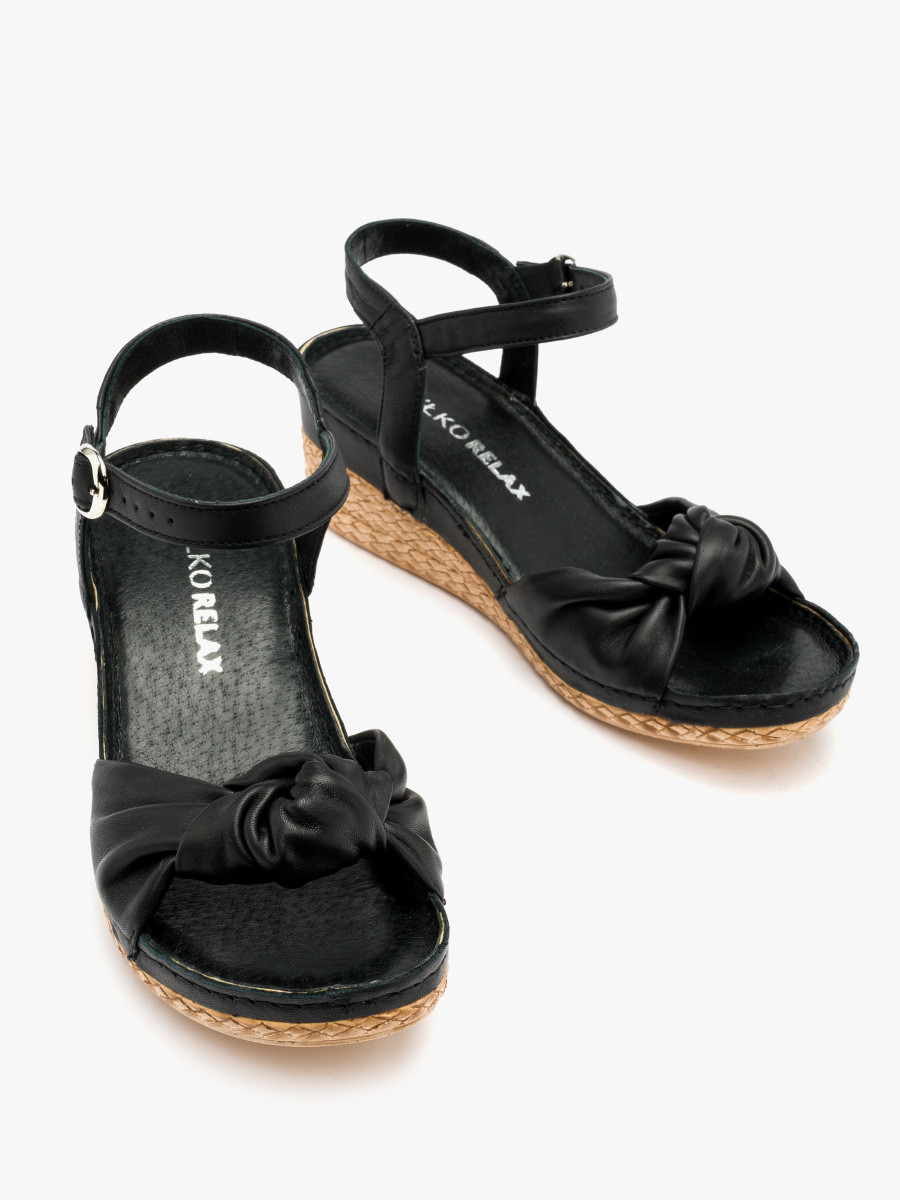 Czarne sanday na platformie