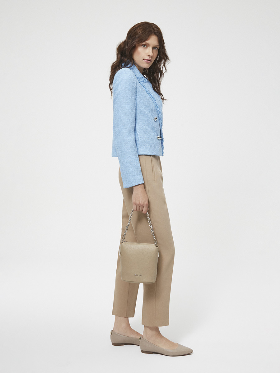 Beowa torebka z ozdobnym ańcuchem