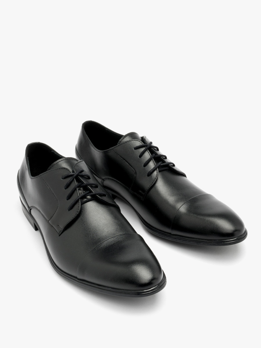 Czarne póbuty z ozdobnym przeszyciem