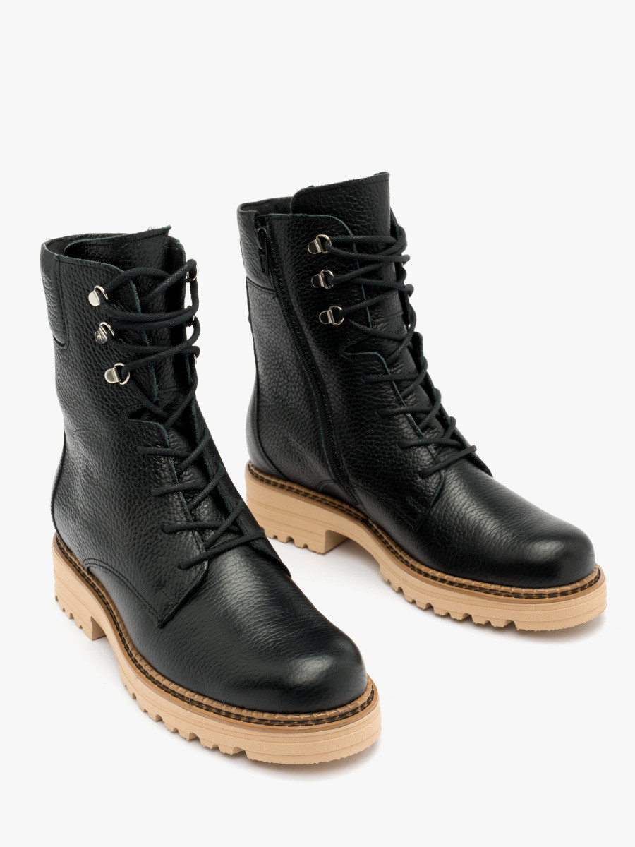 Czarne trzewiki na beowej podeszwie