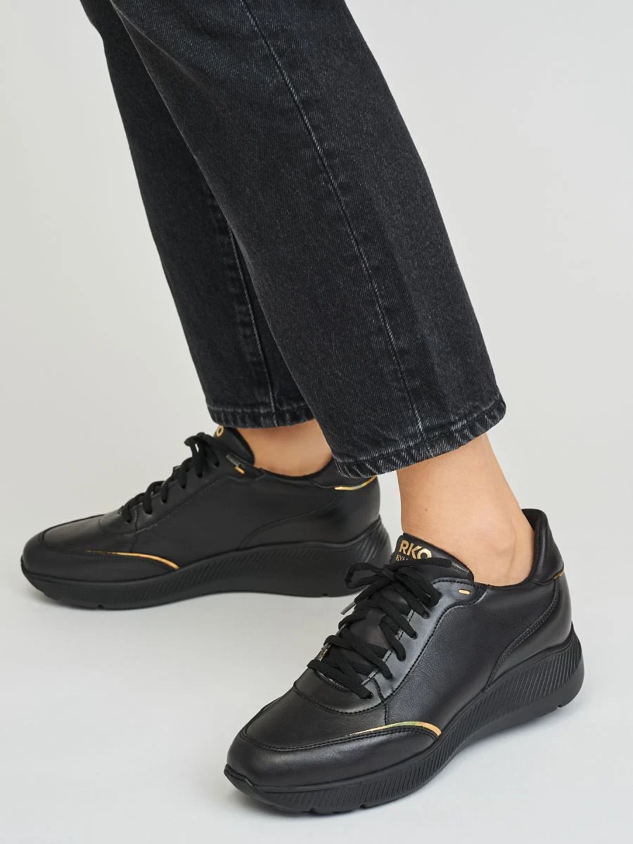 Czarne póbuty sportowe ze zotymi detalami