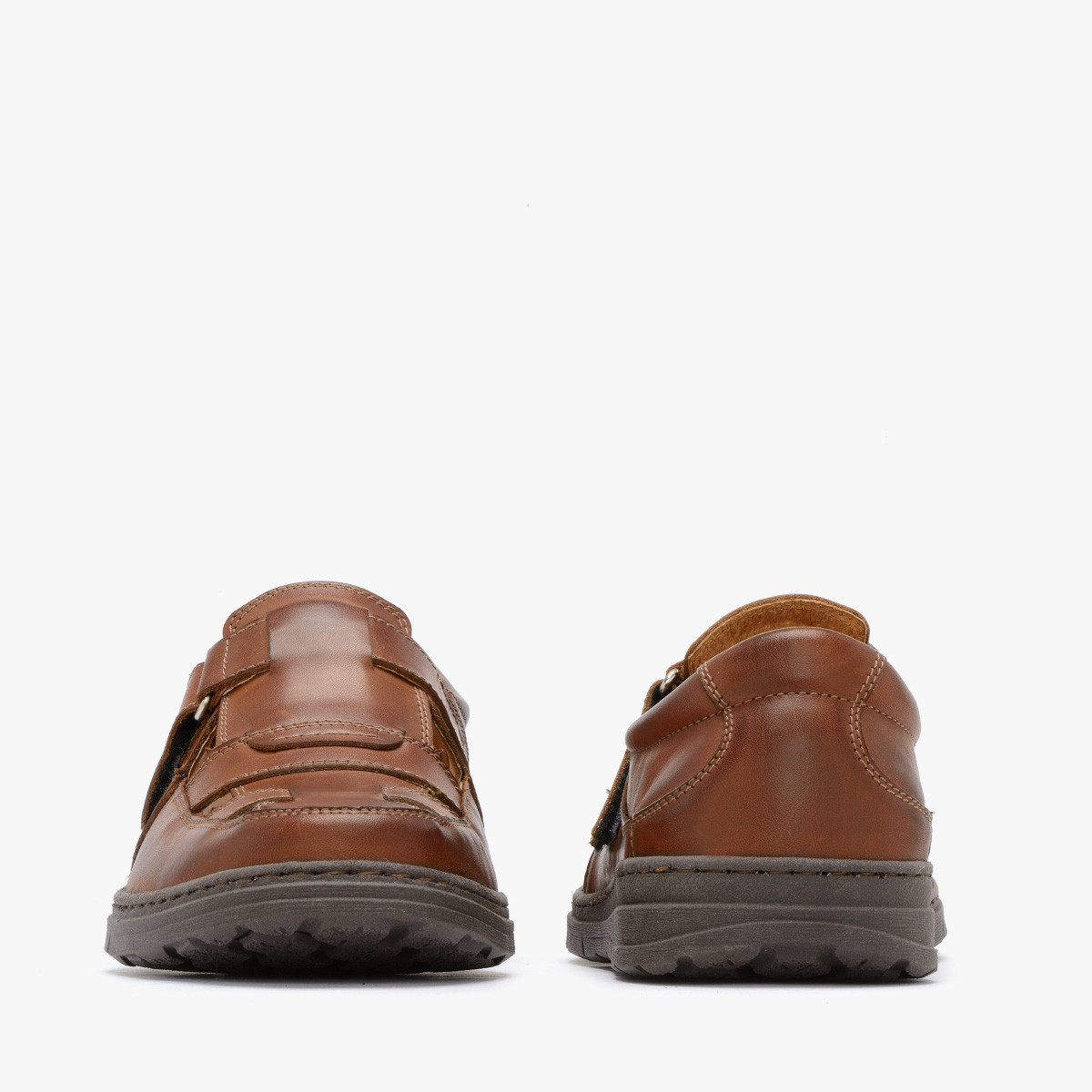 Póbuty z wyciciami na cholewce