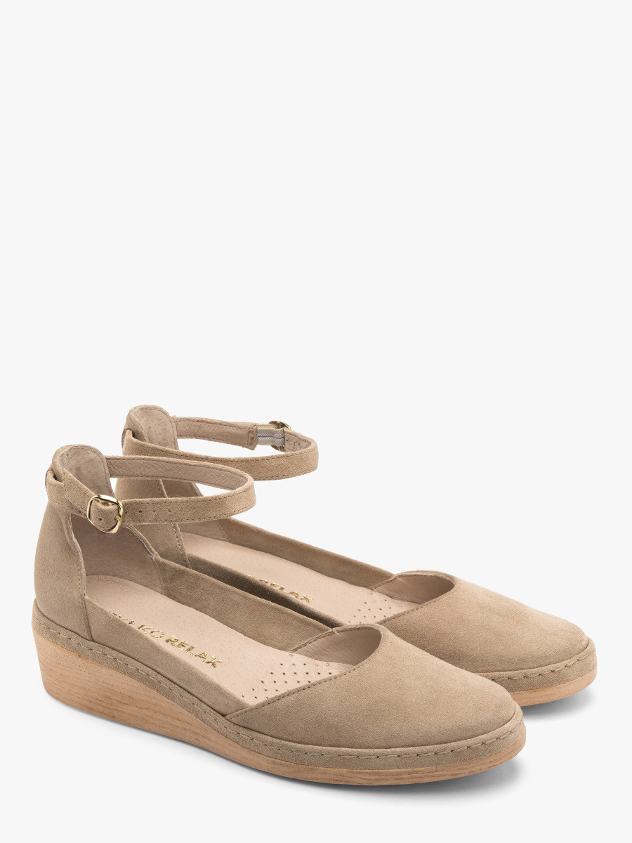 Piaskowe czóenko na platformie z paskiem wokó kostki