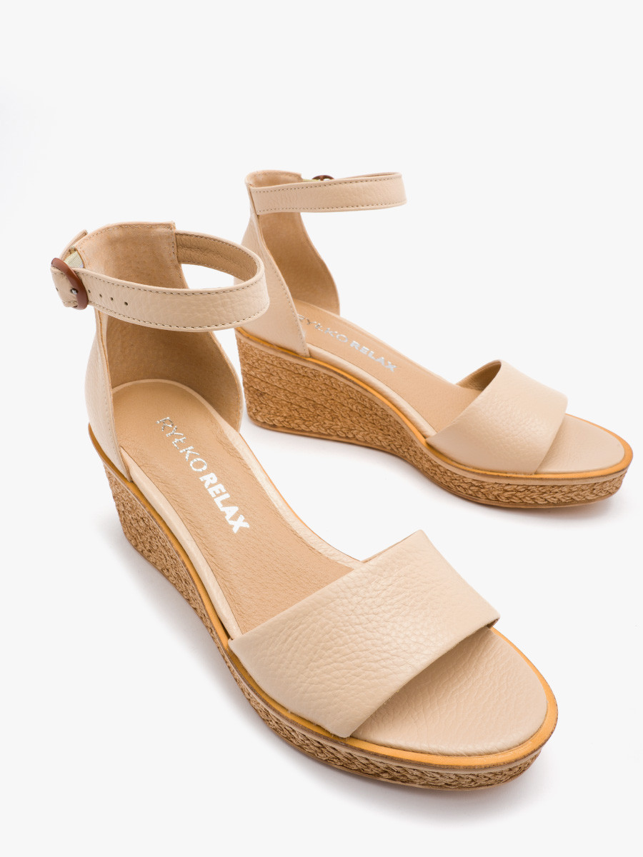 Beoworóowe sanday na ozdobnej platformie