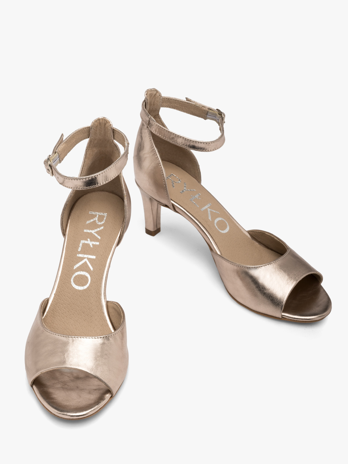 Platynowe sanday na obcasie