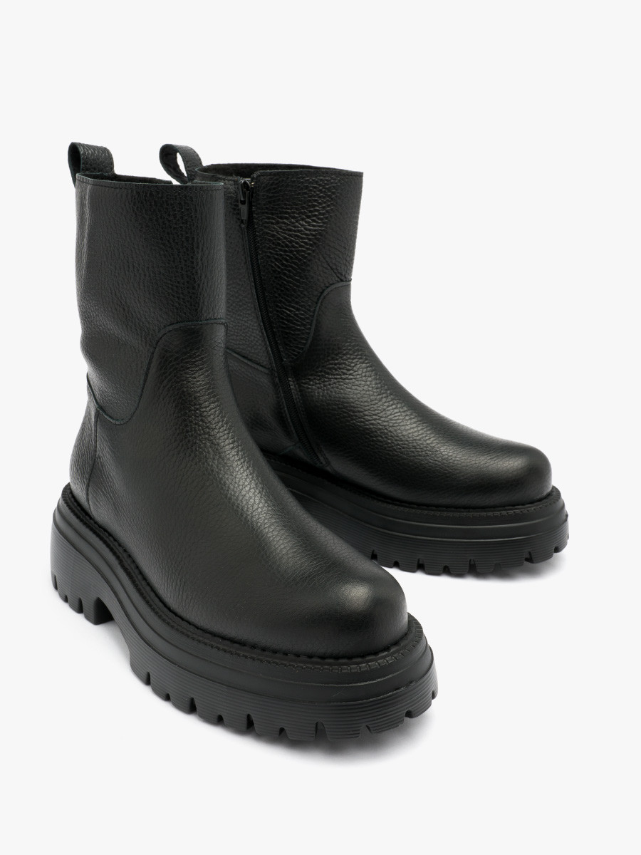 Czarne botki na lekkim spodzie