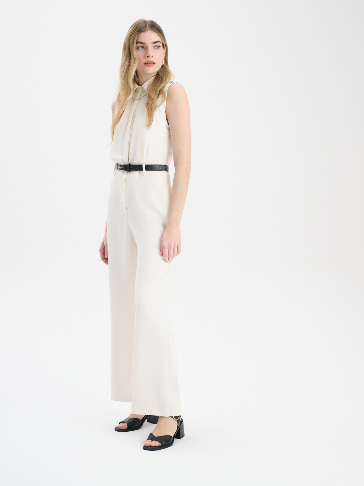 Czarne sanday na masywnym obcasie