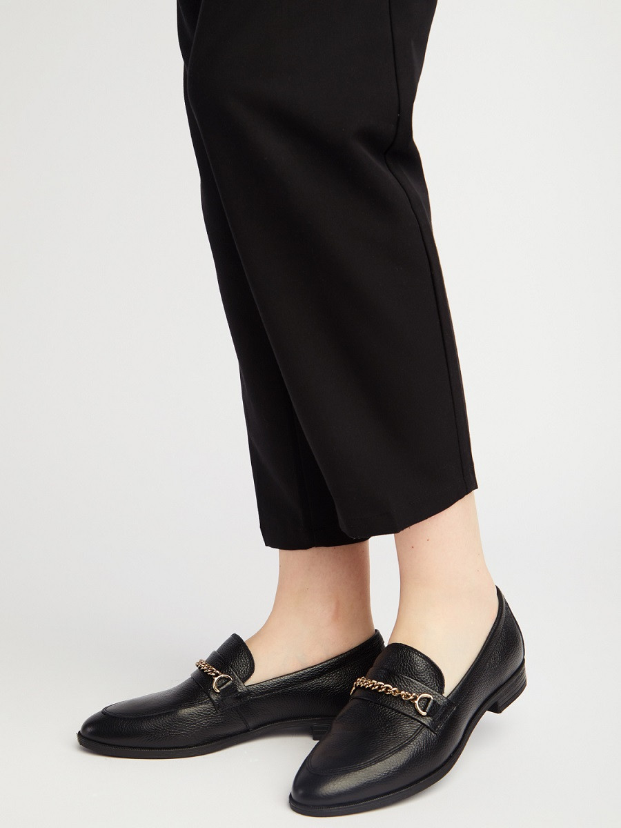 Czarne mokasyny z ozdobnym ańcuszkiem