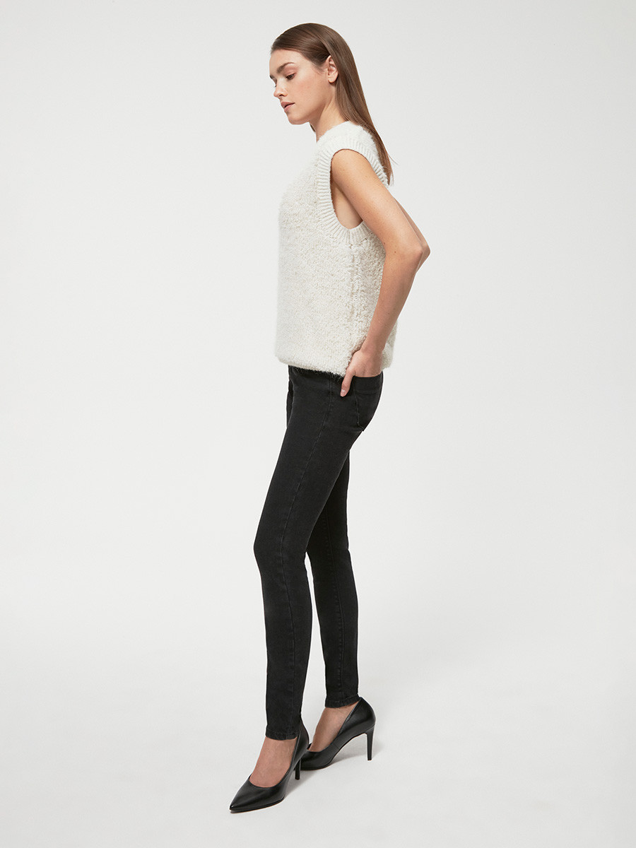 Czóenko w kolorze czarnym na szpilce